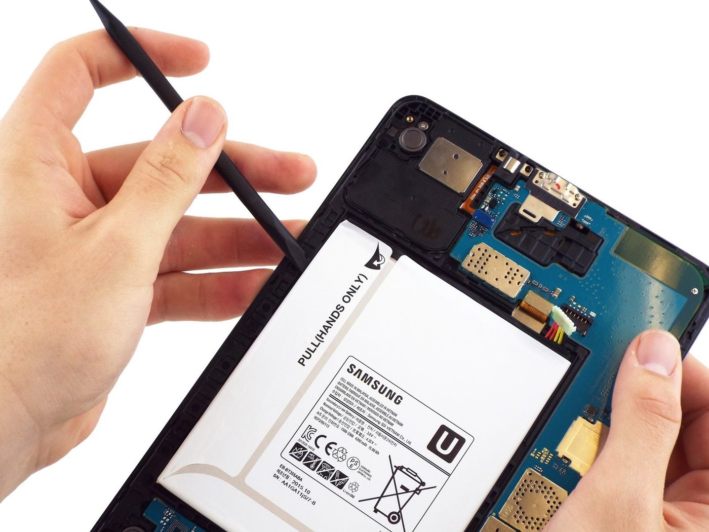 Tablet Samsung abierta mientras se extrae la batería con una espátula