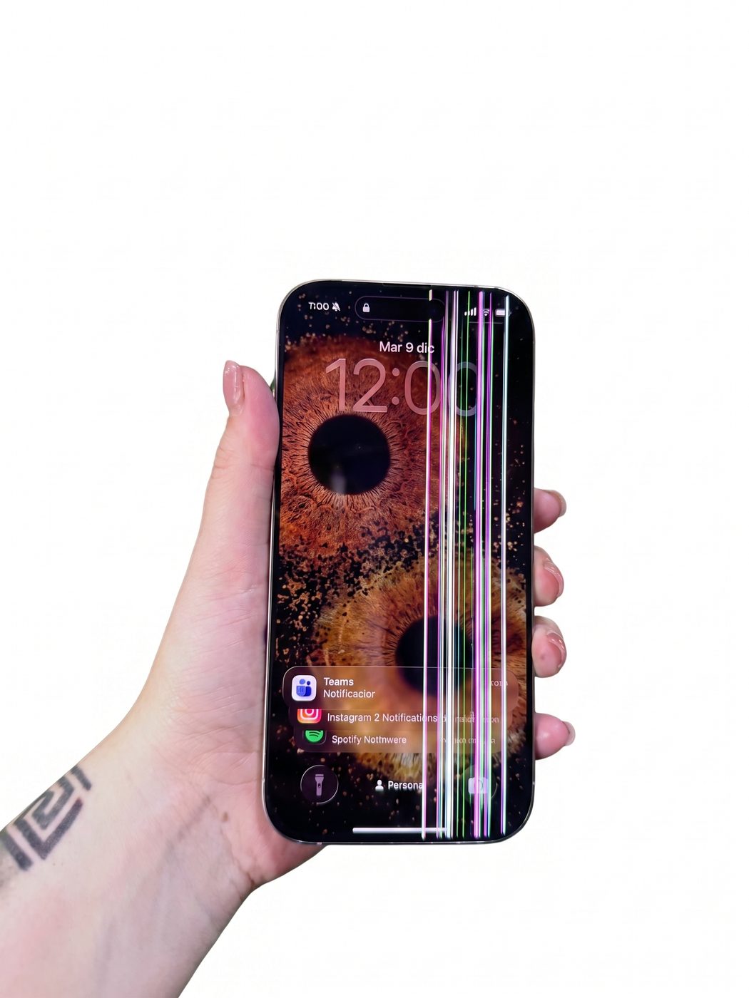 iPhone en la mano con la pantalla partida mostrando líneas de colores