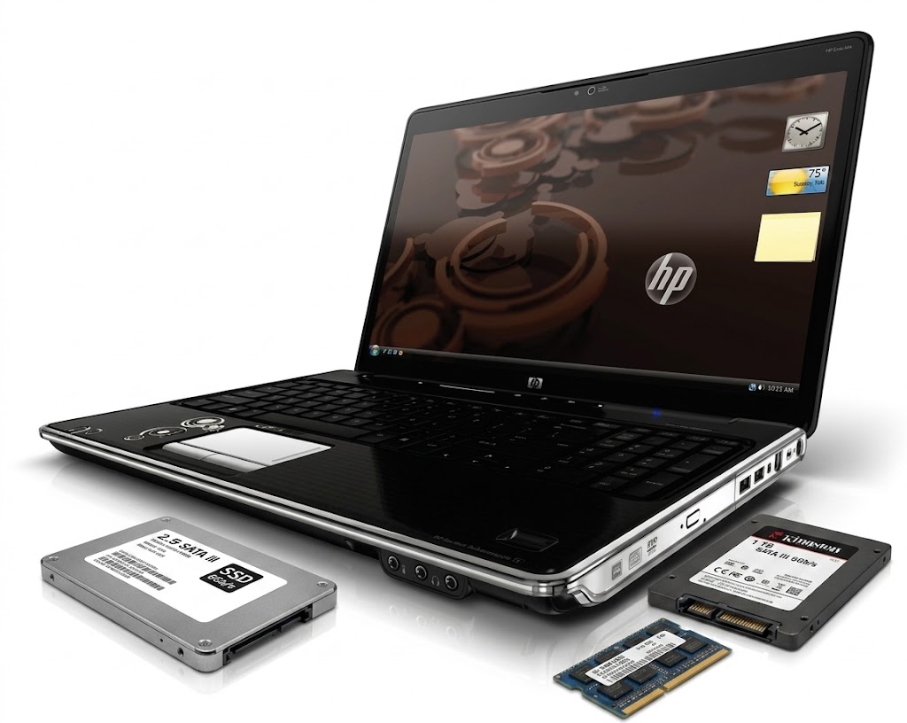 Laptop HP antigua junto a dos discos SSD y una memoria RAM SO-DIMM de reemplazo